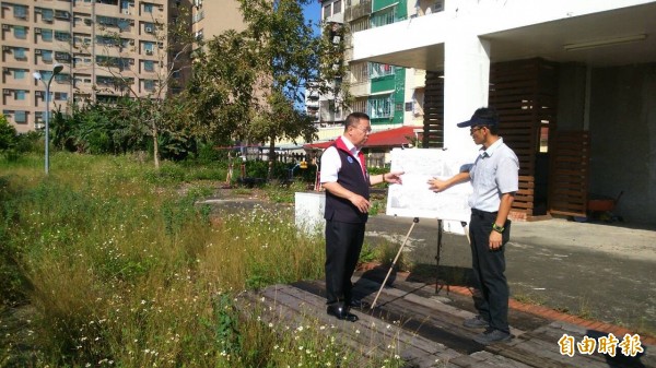 市議員蔡育輝（左）找市府會勘，爭取在台糖新營火車站設立T-Bike試乘據點。（記者楊金城攝）