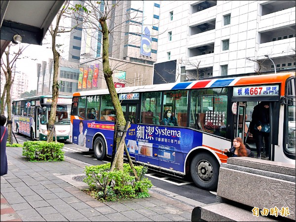 新北市民平均搭乘公車的長度比台北市民長，若依照台北市規劃的里程計費方案，等於變相懲罰長程的使用者。（記者何玉華攝）