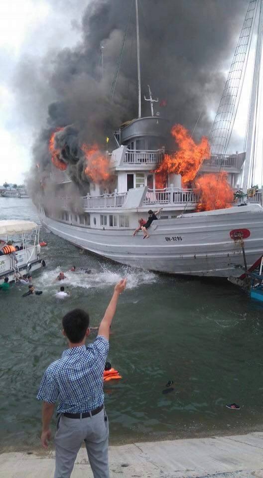 越南下龍灣一艘希臘美神號旅遊船，今天中午靠岸時船上廚房因不明原因失火，旅客棄船逃生。當時船上載有一台灣旅客團，18名旅客中有3人受到輕傷。（圖擷自臉書）