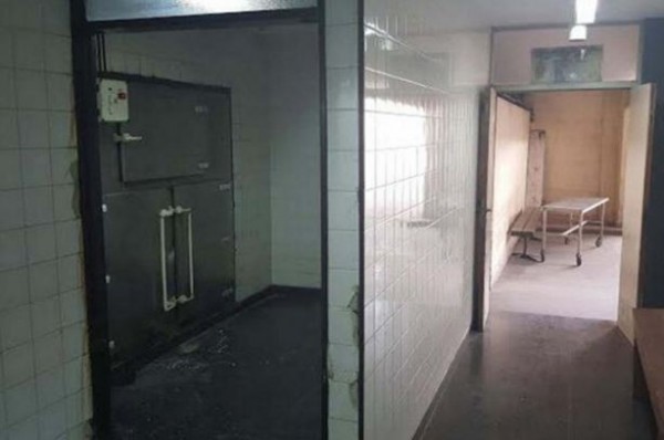 阿根廷一處醫院本週二凌晨發生一起姦屍案件，一名22歲男子闖入醫院太平間開啟冰櫃，與一名女性遺體進行性行為（圖擷取自鏡報）