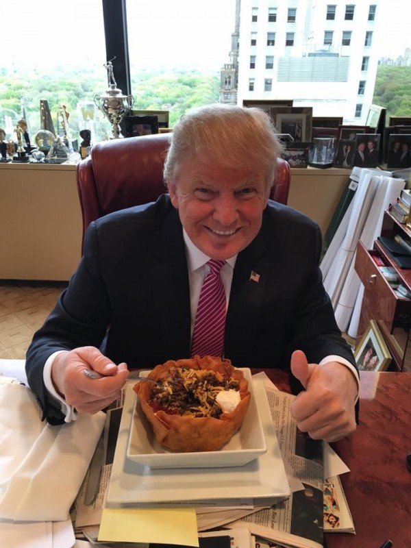 共和黨總統參選人川普（Donald Trump）在臉書分享自己在辦公室吃墨西哥塔可餅的照片，高呼「我愛西班牙語系族群！」（圖擷自川普臉書） 