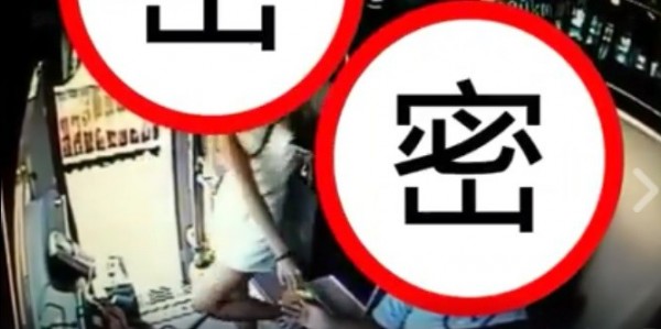 女乘客下車時，客運司機伸手接車票。（取材自爆料公社）