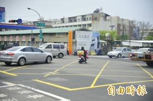 婦人把機車當汽車開，俗稱的「台南式左右轉」在路邊時常發生。（資料照，記者王捷攝）