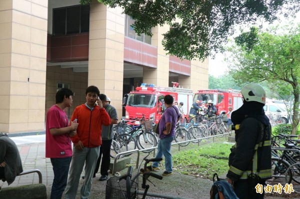 台灣大學校園內的物理系所一樓實驗室，有化學煙霧飄出。（記者陳薏云攝）