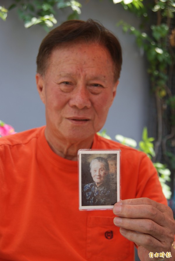 沈坤照感念母親,一直隨身帶著母親照片。(記者黃文鍠攝)
沈坤照感念母親,一直隨身帶著母親照片。(記者黃文鍠攝)