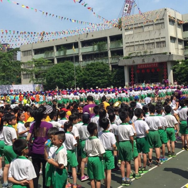 家長指控學校校慶竟讓小學生在操場站快3小時。（圖擷取自爆怨公社）