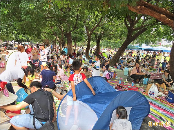 社會局首次舉行家庭野餐日，只見市民廣場樹下擠滿參加的民眾。（記者蘇金鳳攝）