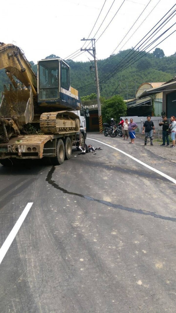 大型重機騎士過彎失控，險遭大貨車輾。（記者彭健禮翻攝）