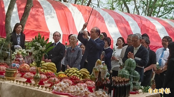 八田與一長孫八田修一等遺屬祭拜八田與一。（記者劉婉君攝）