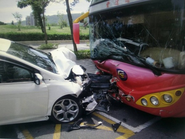 前總統陳水扁住家前發生車禍，造成1人受傷送醫。（記者黃佳琳翻攝）