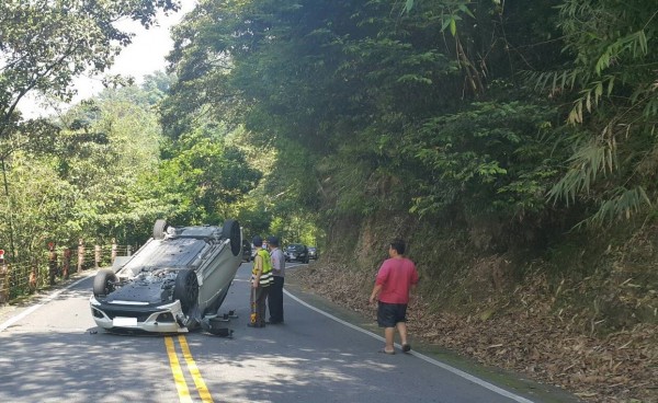 載著女兒的女駕駛疑似精神不繼恍神，開車行經日月潭環潭公路不慎擦撞護欄翻覆。（民眾提供）