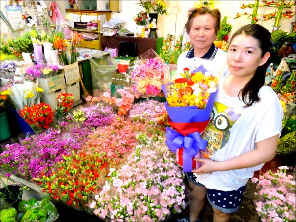 母親節應景花卉康乃馨，本週因供貨量充足，價格持平。（資料照）