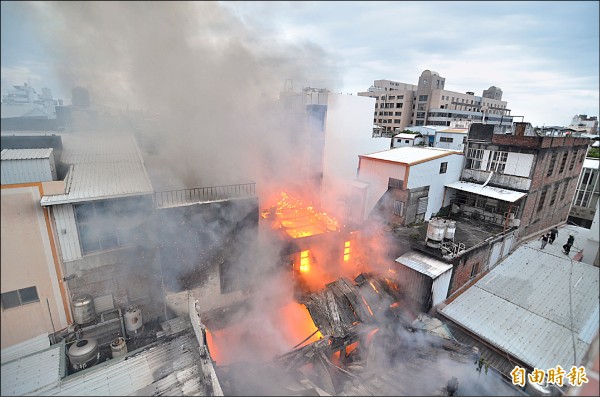 台東市中山路火警，部分消防人員從屋頂滅火。（記者王秀亭攝）