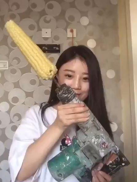 中國網路近期流傳一段影片，一名女子挑戰用電鑽吃玉米，結果卻發生慘劇，讓她網路上瞬間爆紅。（圖片取自微博）