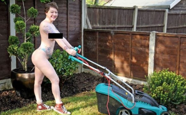 許多人響應「世界裸體園藝日」，在庭園中裸體整理花草。（圖取自網路）