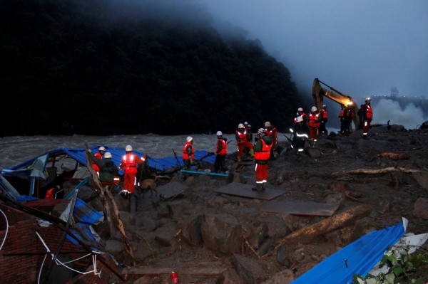 中國福建省泰寧縣8日清晨發生嚴重土石流，一座電廠辦公大樓、一座工寮因此被掩埋，截至今晚8時30分，失聯人數已增加至41人。（路透）