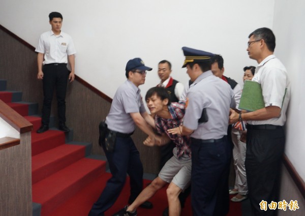 大會主席邱永双大罵「東華是爛學校」,郭家瑋在臉書表示:「他們似乎忘了,縣長傅崐萁是東華公行所的碩士生呢。」(資料照,記者游太郎攝) 大會主席邱永双大罵「東華是爛學校」,郭家瑋在臉書表示:「他們似乎忘了,縣長傅崐萁是東華公行所的碩士生呢。」(資料照,記者游太郎攝)