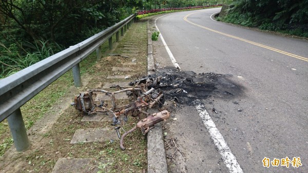 機車燒到只剩骨架，連車牌都找不到，少年的球鞋也遺留現場。（記者彭健禮攝）