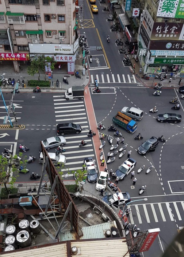 有民眾見大批警力在場貼文上傳臉書專頁「我是土城人」。（記者游承霖翻攝）