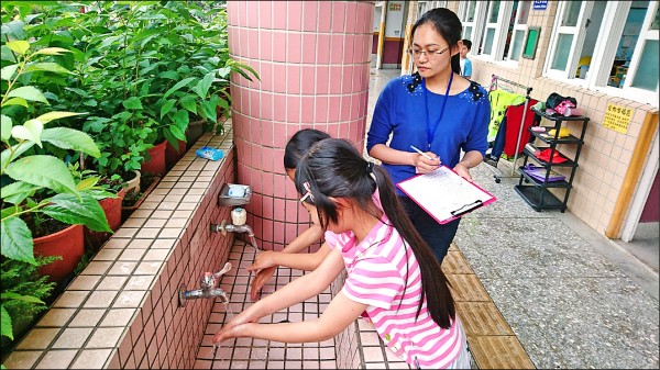 教育局盼各校落實腸病毒包括洗手等防治措施，共同助學童遠離腸病毒威脅。（教育局提供）