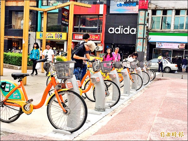 市府在中壢區試辦十處YouBike租賃站，大受歡迎。
（記者李容萍攝）