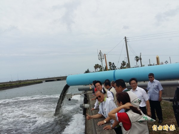 蚵寮抽水站機組更新，台南市長賴清德上午前往視察，現場運轉順利。（記者王涵平攝）