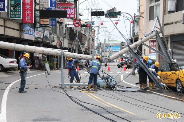 大貨車扯斷電桿 神岡4里近4000戶停電 - 生活 - 自由時報電子報
