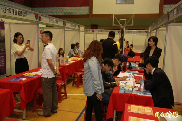 亞太校園徵才博覽會，吸引不少學子前往面試。（記者鄭鴻達攝）