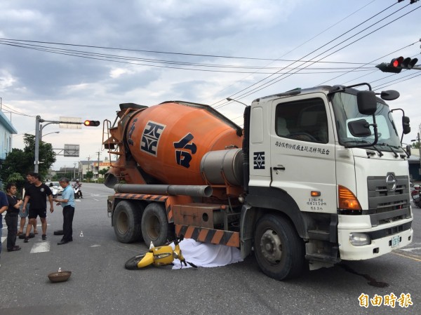 混擬土車擦撞電動機車女騎士當場遭輾斃 社會 自由時報電子報 混擬土車擦撞電動機車女騎士當場遭輾斃 社會 自由時報電子報