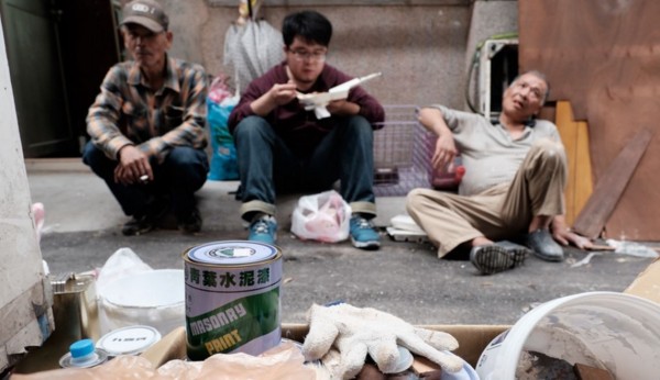 台灣芒草心慈善協會兩年前聚集北市萬華區街友，成立「起家工作室」協助貧弱家戶修繕住屋。總理工班事務的許哲韡（中），誤打誤撞投入無家者議題，更毅然決然接下專職工作，成為工班工頭。（記者李盈蒨攝）