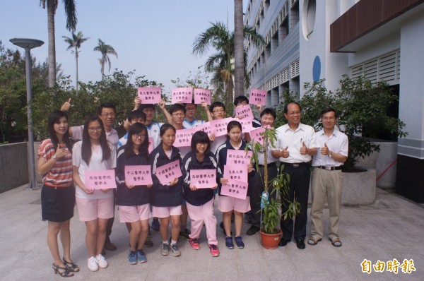 大學申請入學放榜，虎高13人錄取醫學系，表現亮眼。（記者廖淑玲攝）