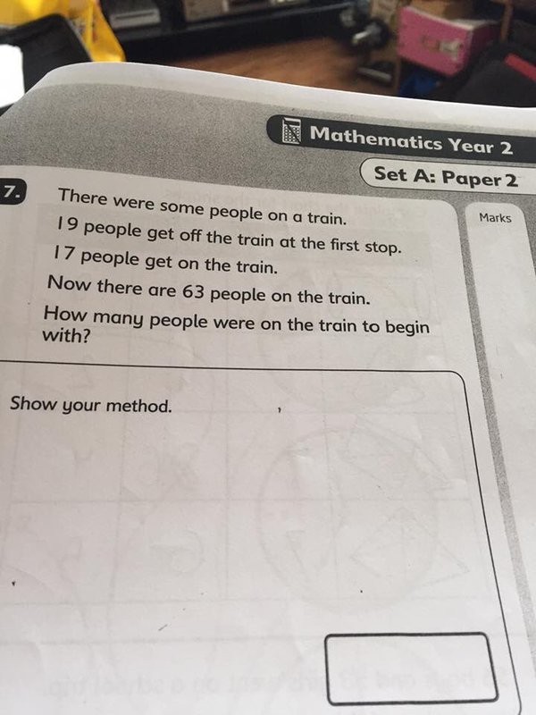 引發熱議的數學題目很簡單：一列火車上，有19人在第一個火車站下車，17人上車，現在火車上有63人，究竟火車上，開始時有多少人呢？許多網友都答錯。（圖擷取自Twitter）