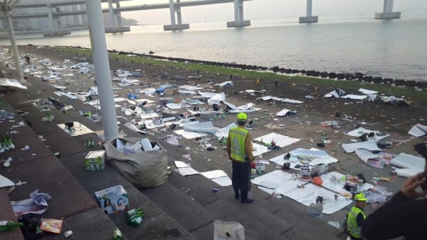 4天連假，不少南韓民眾到「廣安里海灘」遊玩，卻留下滿地的垃圾。（圖擷取自臉書）　