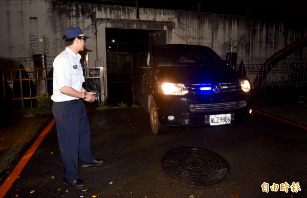 鄭捷案與湯姆熊命案都是隨機殺人案，但兩案的結局卻大不相同，圖為今晚鄭捷伏法後遺體送出刑場「生死門」的畫面。（記者羅沛德攝）