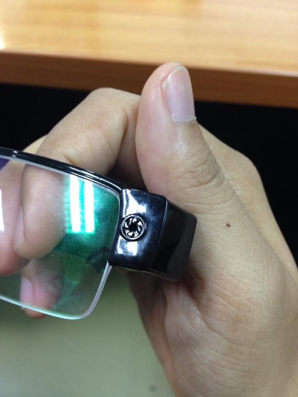 作弊考生將微型鏡頭偽裝成眼鏡上的螺絲，拍下題目後傳給在試場外面的作弊集團。（圖擷自泰國蘭實大學校長「Arthit Ourairat」臉書）