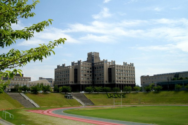 日本京都立命館大學遭人炸彈威脅，警方已出動調查。圖為立命館大學琵琶湖草津校區。（圖片擷取自維基百科）