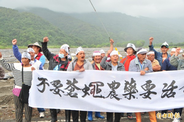 百餘卓溪鄉卓溪村布農族人，在部落住家旁瓜田，抗議西瓜農民使用雞糞施肥，讓部落居民「吃飯、睡覺都被迫聞屎味」！（記者花孟璟攝）