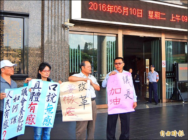 高督盟質疑高市議會職員工編制過多。（記者王榮祥攝）