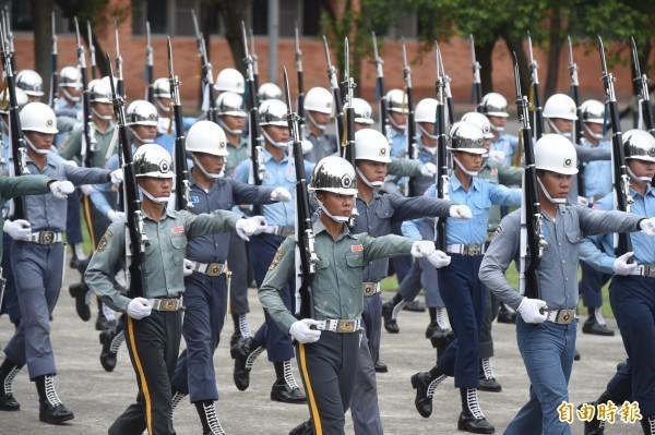 國防部今天（10日）在憲兵指揮部，進行「國軍聯合樂儀隊執行520慶典勤務訓練」，樂儀隊演練「戊衛先鋒」、「再出發」、「彩虹」、「客家進行曲」、「原民組曲」等曲目。（資料照，記者簡榮豐攝）