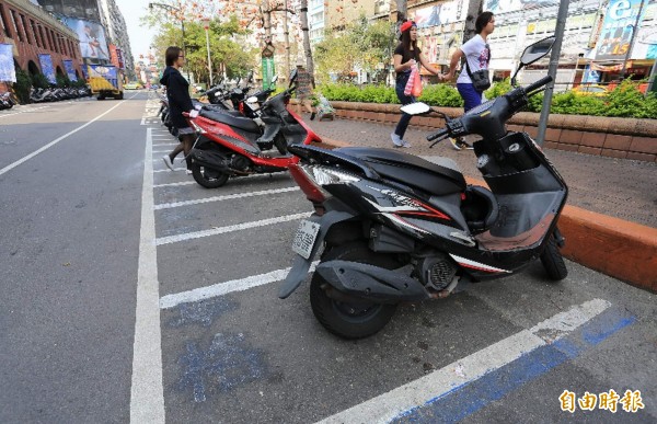 台東黃姓婦人目睹老公偕林姓女友人共乘機車外出，醋勁大發，在市區一家廟宇門庭前，不顧人來人往皆可聽聞，大罵林女「破麻」、「去給人家X」等辱語，台東地院日前審結逆轉，依公然侮辱罪裁罰6000元。圖與新聞無關。（資料照，記者張菁雅攝）