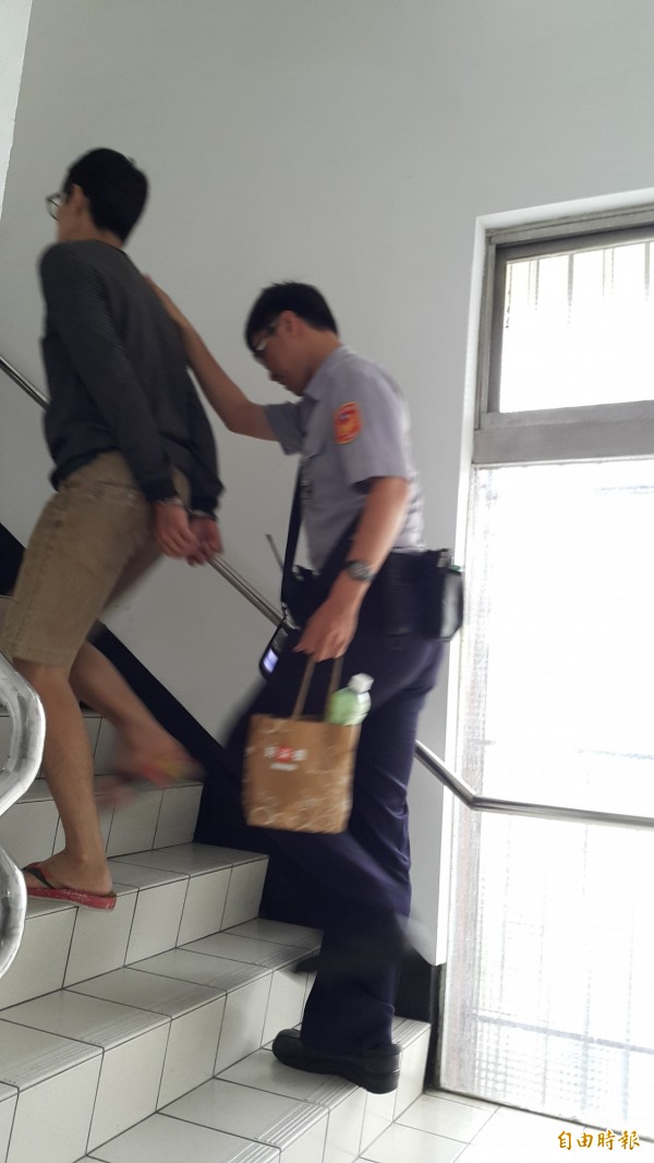 警方逮獲張男依法送辦。（記者陳文嬋攝）