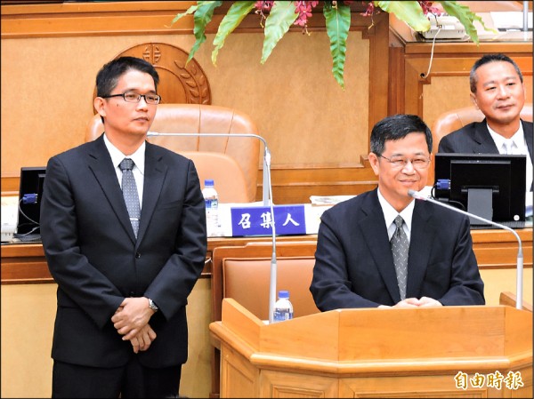 新北市政府推動容積移轉改革，城鄉局長邱敬斌（左）、副市長高宗正（中）在議會面對反彈聲浪。（記者何玉華攝）