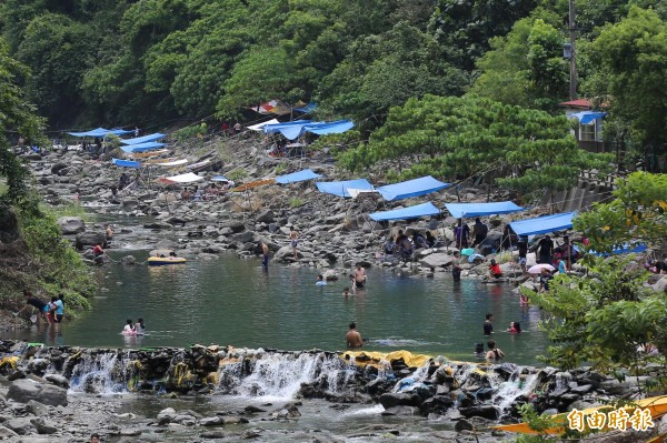 屏東泰武鄉的萬安親水公園，每逢假日就吸引大批戲水遊客。（記者邱芷柔攝）