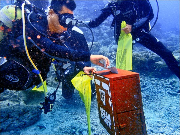 綠島潛水區水下12 米設置海底郵筒。（陳盈明提供）