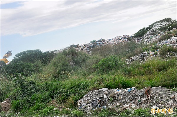 台東縣政府將開挖建農掩埋場的陳年垃圾山，從中再分類，騰出新的掩埋空間。（記者黃明堂攝）