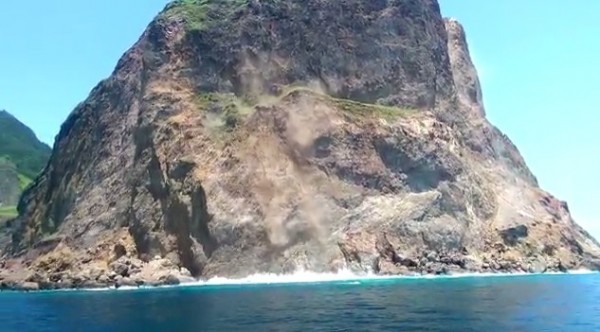 今天上午11:17台灣東部海域發生規模5.8強震，有搭船民眾在震央的龜山島附近直擊，強震竟然造成龜山島的岩壁坍塌，落石也不斷崩落掉進海面。（宏棋號賞鯨船提供）