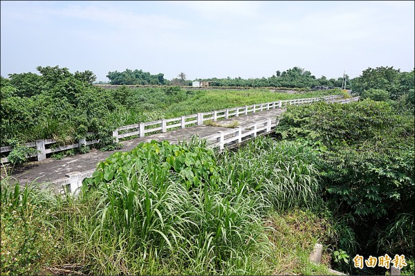 橫跨石龜溪連結嘉義、雲林兩縣的善諸橋，因風災封閉約1年半。
（記者曾迺強攝）