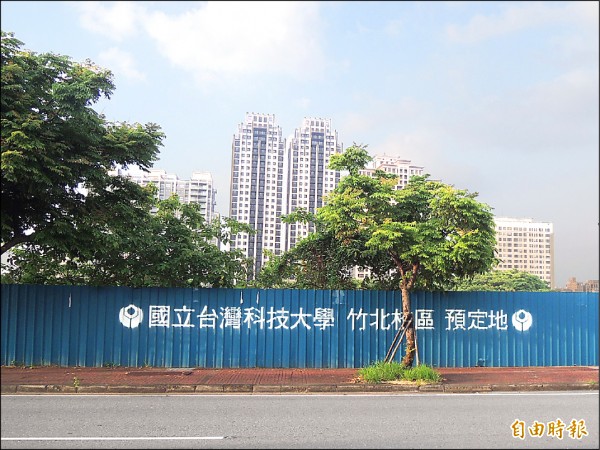 新竹縣竹北市原台科大的部分用地將籌設中國醫藥大學附設醫院，引起周邊住戶不滿，已發起自救會連署準備抗議。（記者廖雪茹攝）