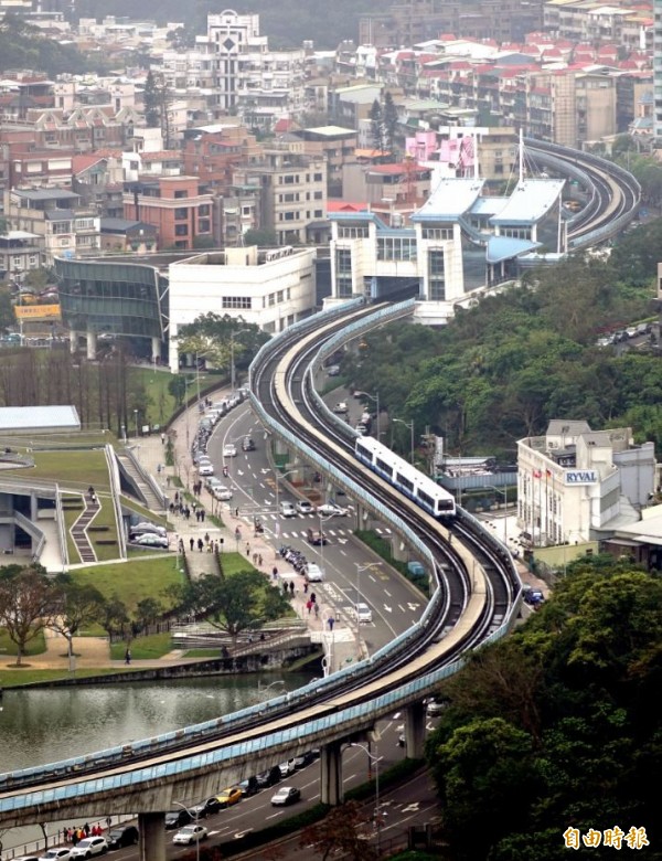 台北市今下午4點24分左右明顯感受地震，台北捷運公司表示，依照SOP（標準作業程序），北捷全線立即慢速行駛。圖為捷運文湖線。（資料照，記者張嘉明攝）