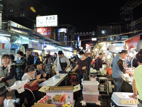 多數網友認為，台灣夜市的環境仍有待改善。（資料照，記者賴筱桐攝）